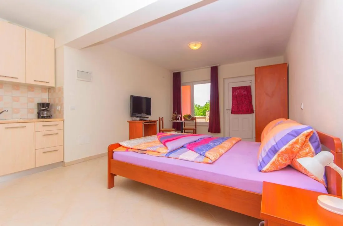 4 Palme Apartments A Funtana